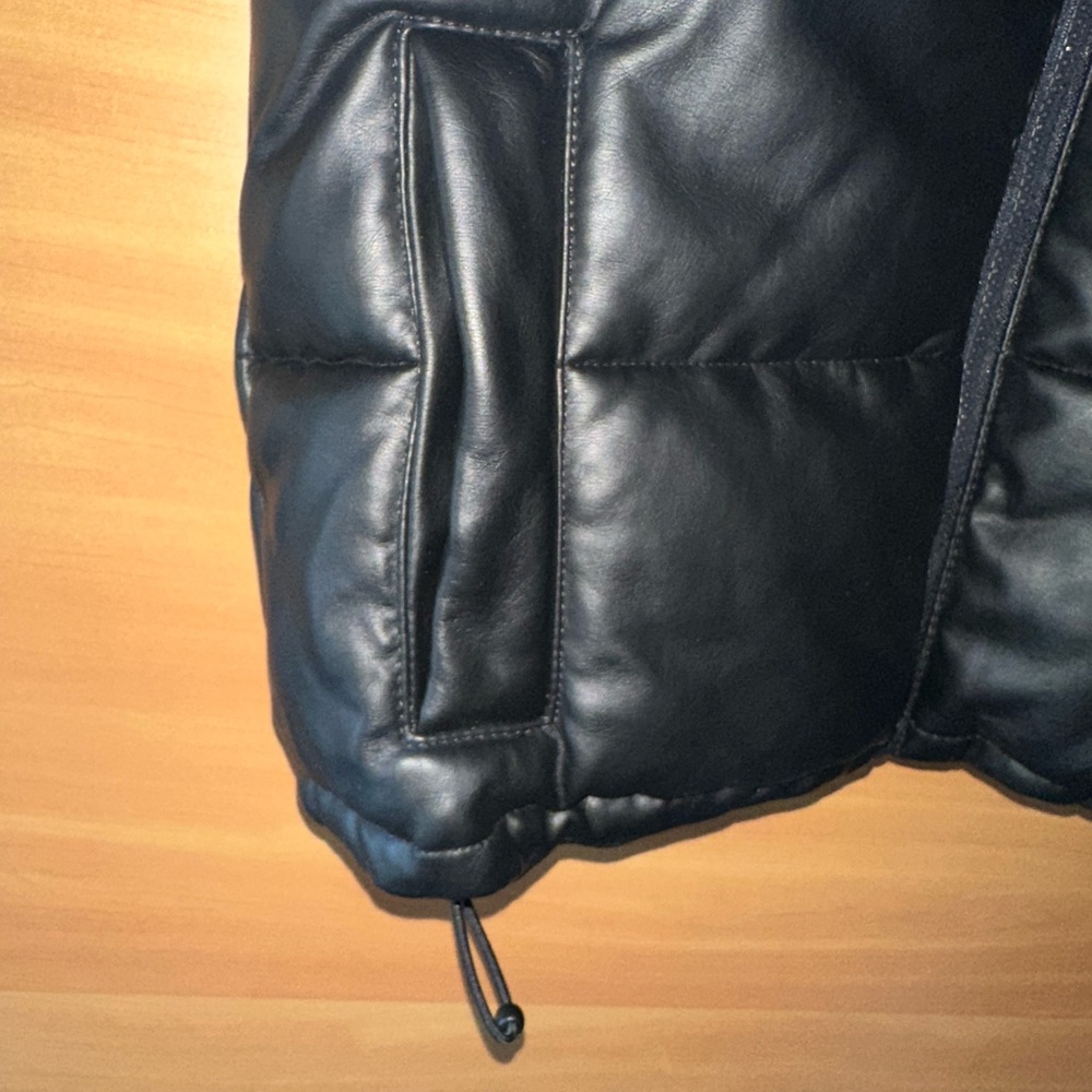 Hollister Black Puffer Vest - Picture 3 of 6
